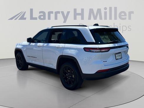 Used 2025 Jeep Grand Cherokee Altitude AWD/4WD image 3