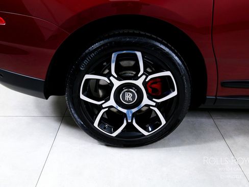 Used 2022 Rolls-Royce Cullinan Black Badge image 40