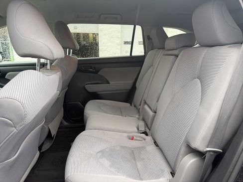 Used 2021 Toyota Highlander LE image 24