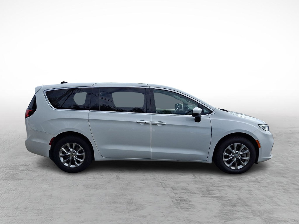 Certified 2023 Chrysler Pacifica Touring-L w/ Uconnect Theater Family Group AWD/4WD image 6