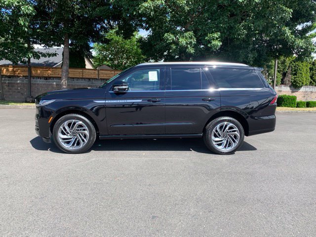 New 2026 Lincoln Navigator Reserve AWD/4WD image 2