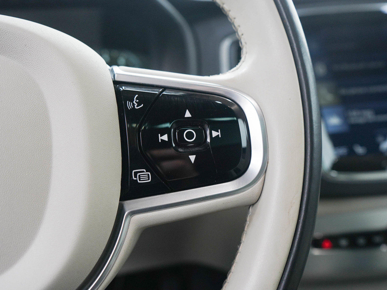 Used 2018 Volvo XC90 T6 Momentum w/ Convenience Package AWD/4WD image 29