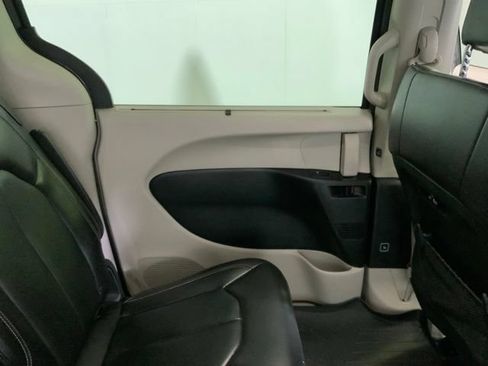 Used 2022 Chrysler Pacifica Touring-L FWD image 49