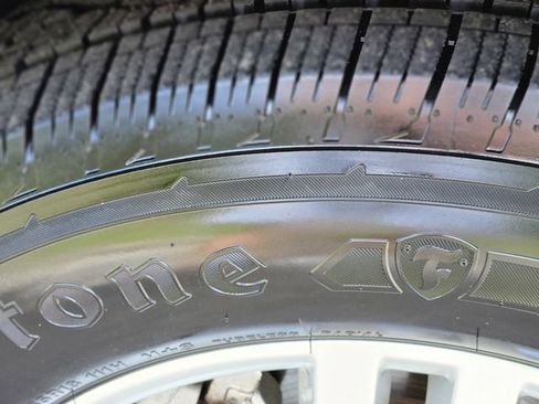 Used 2022 Ford Explorer XLT w/ Equipment Group 202A AWD/4WD image 11