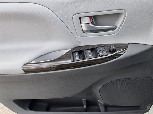 Used 2015 Toyota Sienna XLE Premium image 25