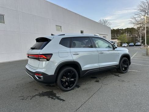 Certified 2025 Volkswagen Taos SE image 5