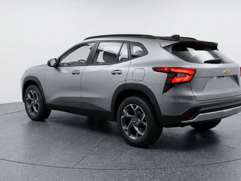 Used 2025 Chevrolet Trax LT w/ LT Convenience Package image 6