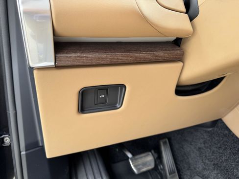 Used 2025 Land Rover Range Rover SE image 7