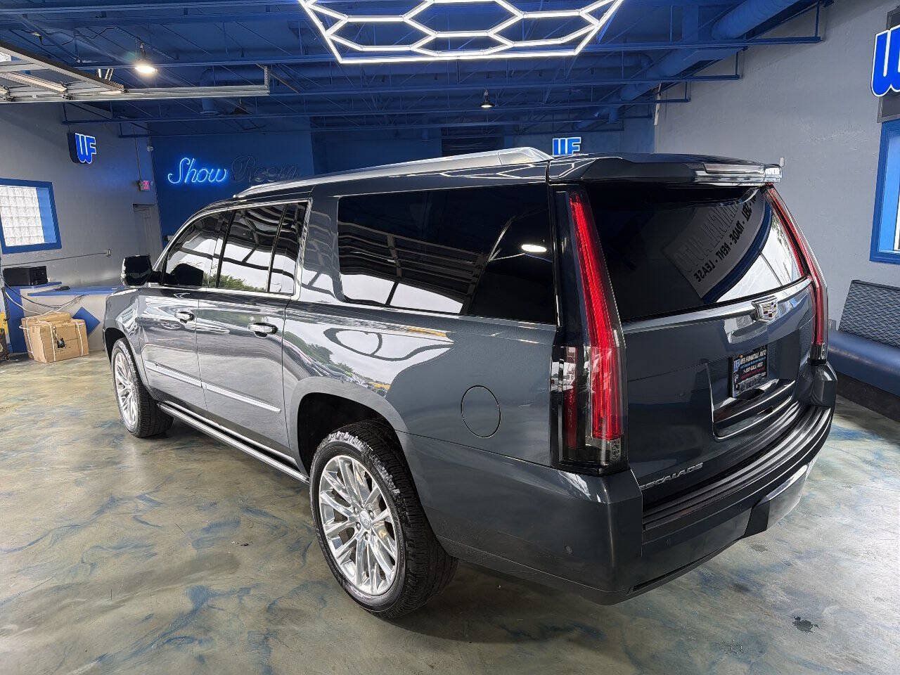 Used 2020 Cadillac Escalade ESV Premium Luxury AWD/4WD image 12