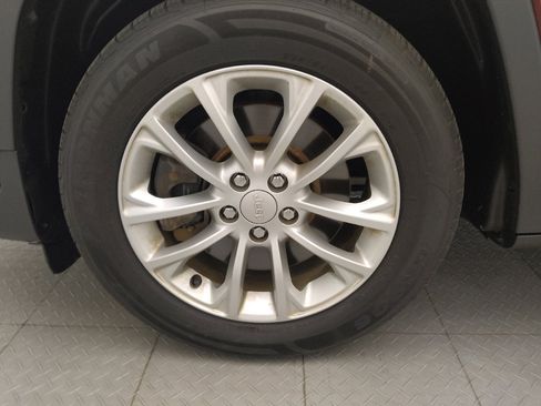 Used 2019 Jeep Cherokee Latitude w/ Cold Weather Group FWD image 31