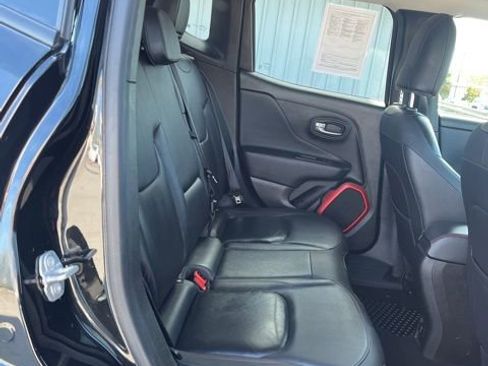 Used 2017 Jeep Renegade Trailhawk w/ Premium Trailhawk Package AWD/4WD image 33