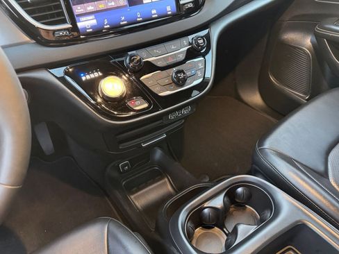 Used 2025 Chrysler Pacifica Select image 43