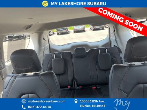 Used 2020 Chrysler Pacifica Touring-L FWD image 17