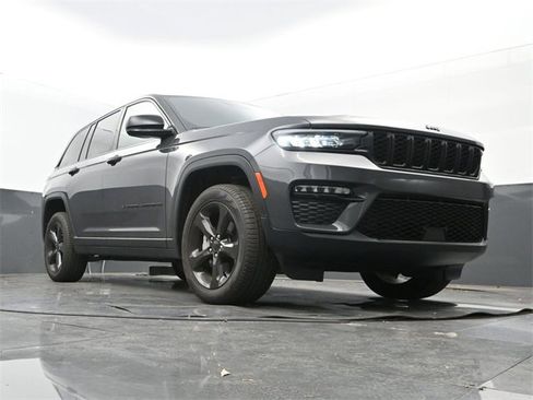 Used 2025 Jeep Grand Cherokee Limited w/ Black Appearance Package image 9