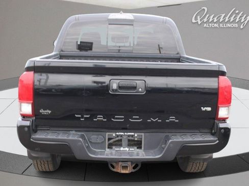 Used 2017 Toyota Tacoma TRD Sport image 5