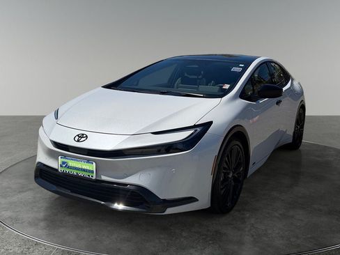 Used 2025 Toyota Prius AWD image 3