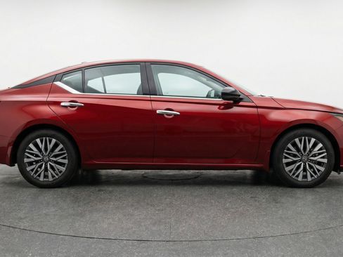 Used 2025 Nissan Altima 2.5 SV image 11