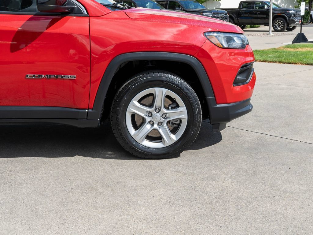 Used 2023 Jeep Compass Latitude w/ Sun and Sound Group AWD/4WD image 33
