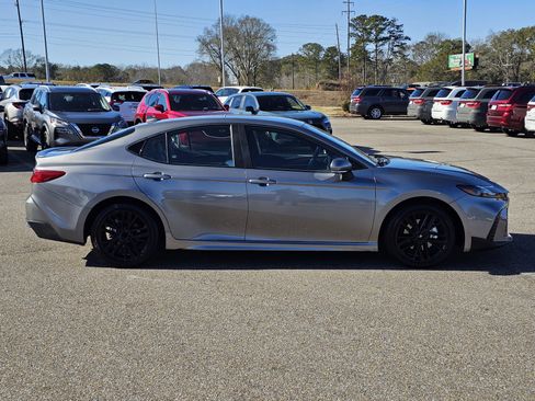 Used 2025 Toyota Camry SE image 7