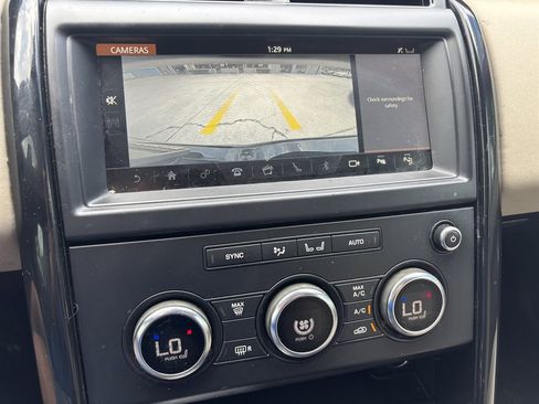 Used 2020 Land Rover Discovery SE AWD/4WD image 12