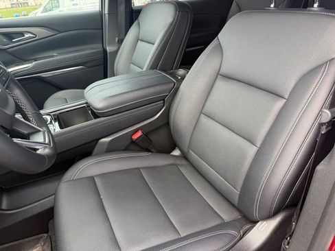 Used 2025 Chevrolet Traverse LT w/ Driver Confidence Package FWD image 11