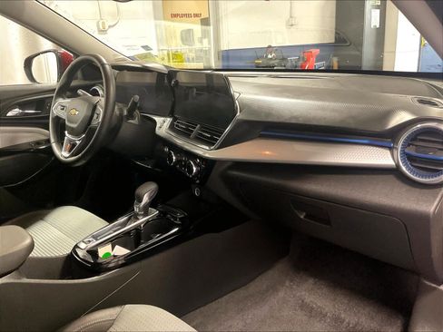 Used 2025 Chevrolet Trax LT w/ LT Convenience Package image 14