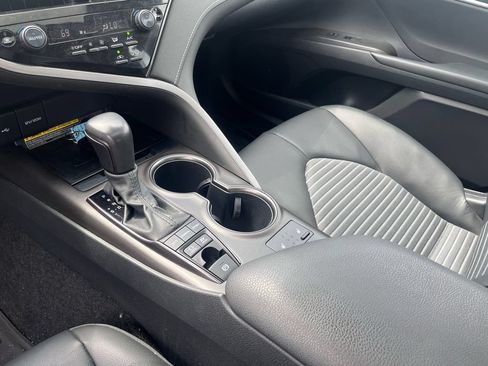 Used 2021 Toyota Camry SE w/ Cold Weather Package FWD image 19
