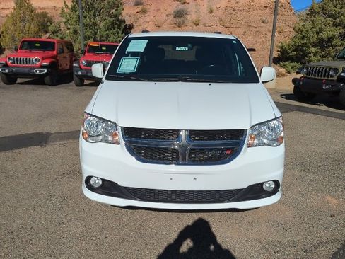 Used 2019 Dodge Grand Caravan SXT image 2