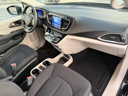 Used 2017 Chrysler Pacifica Touring FWD image 13