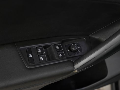 Used 2018 Volkswagen Tiguan SE AWD/4WD image 17