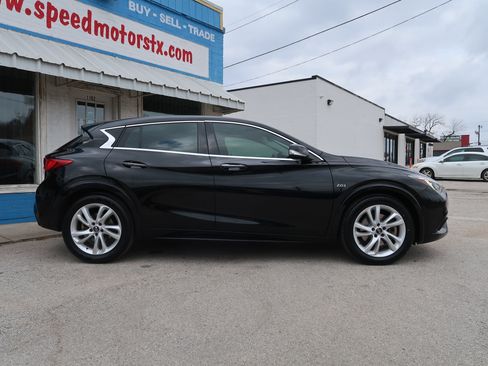 Used 2017 INFINITI QX30 image 4