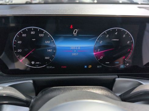 Used 2025 Mercedes-Benz GLB 250 4MATIC image 11