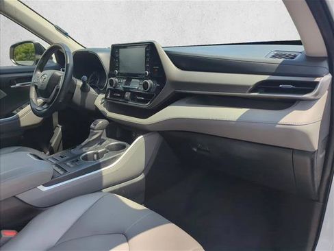 Used 2022 Toyota Highlander XLE AWD/4WD image 29