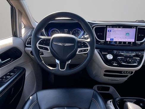 Used 2024 Chrysler Pacifica Touring-L FWD image 6