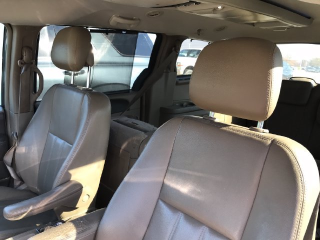 Used 2016 Chrysler Town & Country Touring FWD image 5