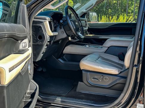Used 2023 Ford Expedition Limited image 10