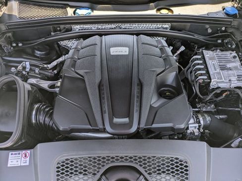 Used 2024 Porsche Macan S AWD/4WD image 24