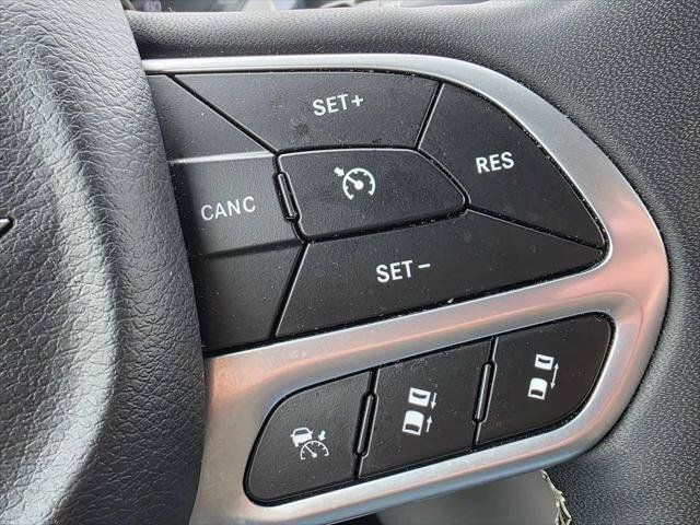 Used 2024 Chrysler Pacifica Touring-L FWD image 30
