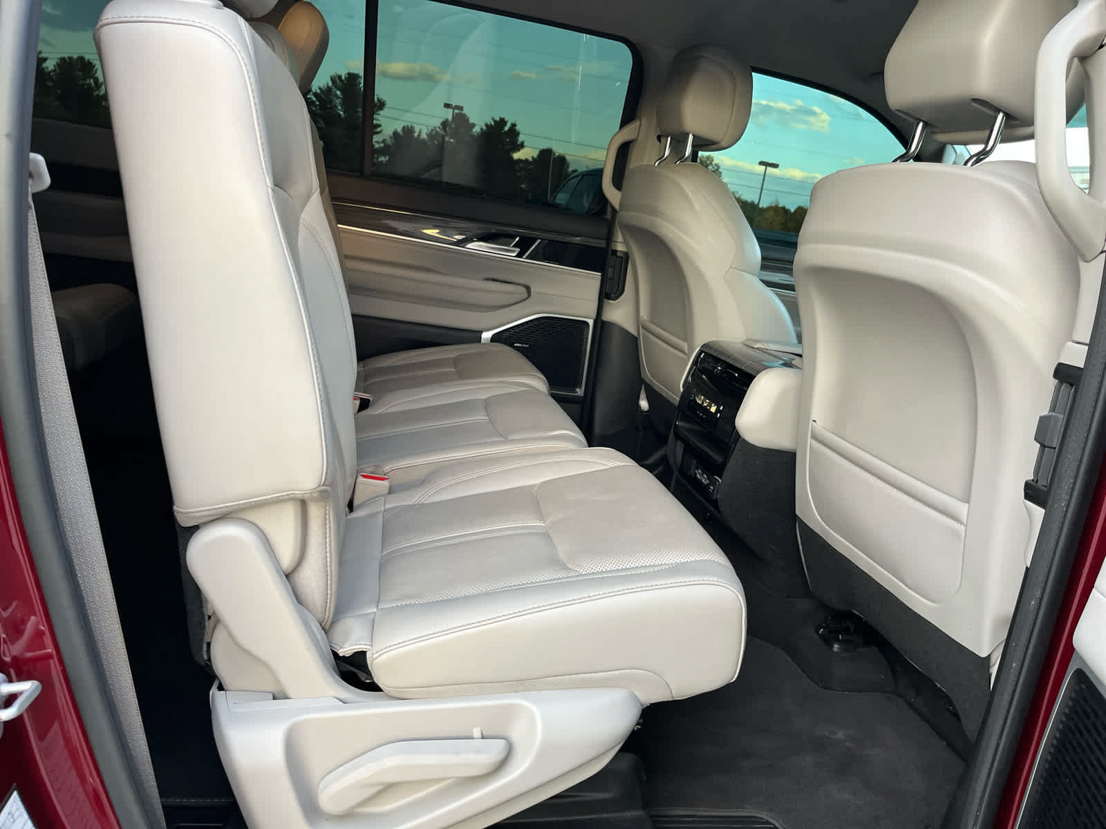 Used 2022 Jeep Wagoneer Series II AWD/4WD image 29