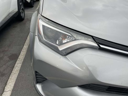 Used 2018 Toyota RAV4 LE image 9