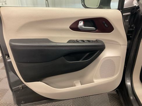 Used 2018 Chrysler Pacifica Limited w/ Advanced Safetytec Group FWD image 9