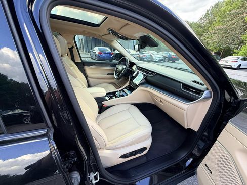 Used 2021 Jeep Grand Cherokee L Limited AWD/4WD image 16