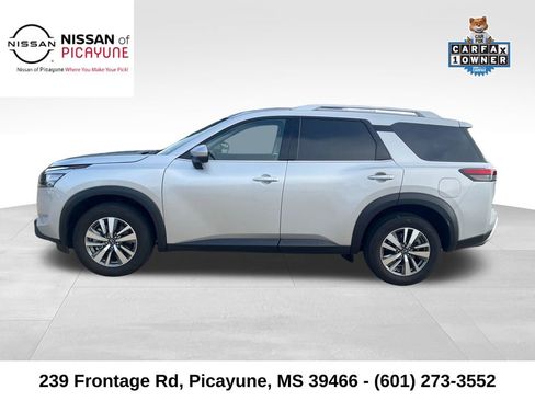 Used 2025 Nissan Pathfinder SL FWD image 2