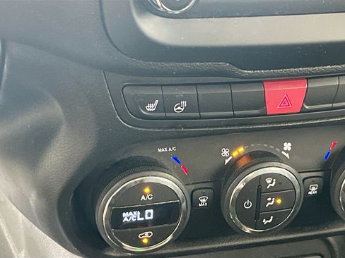 Used 2017 Jeep Renegade Latitude image 19