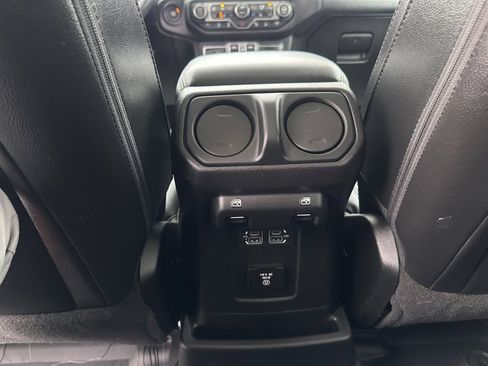 Used 2018 Jeep Wrangler Unlimited Sahara image 32