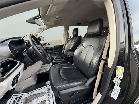 Used 2020 Chrysler Pacifica Touring-L FWD image 34