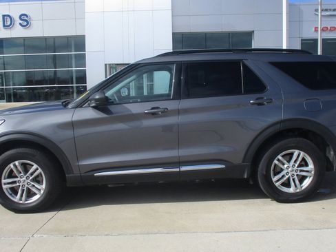 Used 2022 Ford Explorer XLT image 3