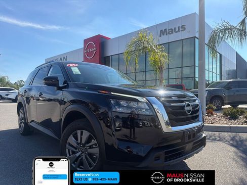 Used 2024 Nissan Pathfinder SV image 1
