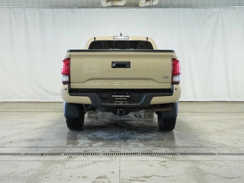 Used 2019 Toyota Tacoma TRD Off-Road w/ Technology Package image 4