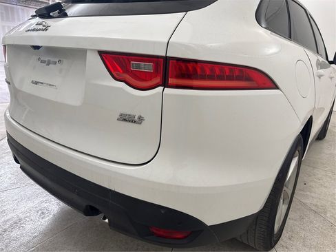 Used 2020 Jaguar F-PACE Premium image 17